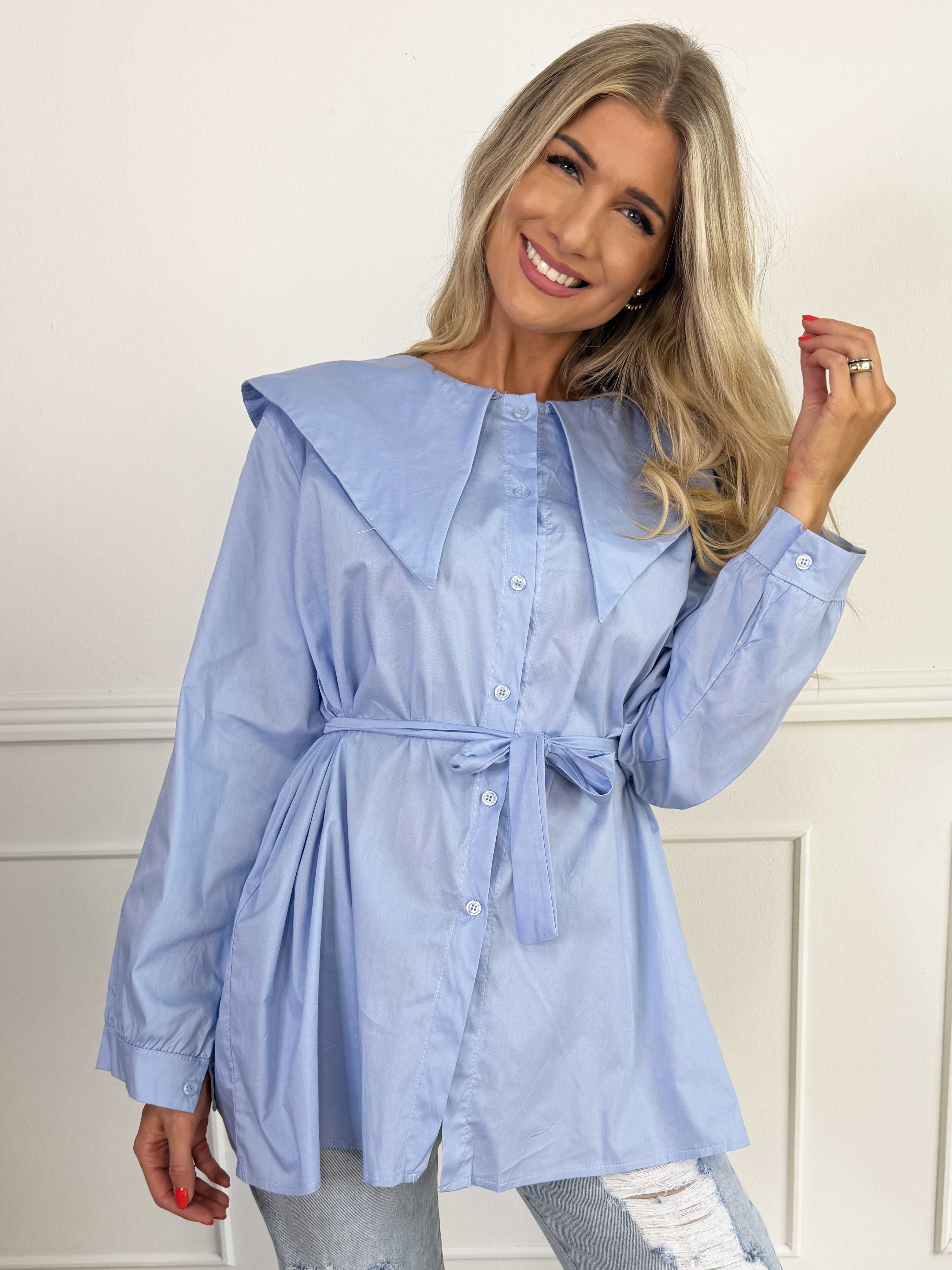 Venezia - Skjorte i bomuld med stor krave og fint bindebånd